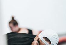 허리근력 강화를 위한 5가지 효과적인 운동, 전문가들의 조언 man in black crew neck t-shirt wearing white cap and black framed eyeglasses