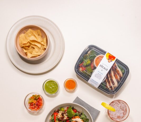 건강한 라이프스타일을 위한 다이어트와 운동의 필수성 white ceramic plate with food on white table