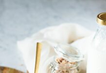 당뇨병 관리에 유용한 식습관 팁 brown wooden bowl with brown wooden spoon