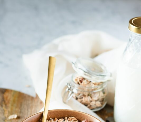 당뇨병 관리에 유용한 식습관 팁 brown wooden bowl with brown wooden spoon