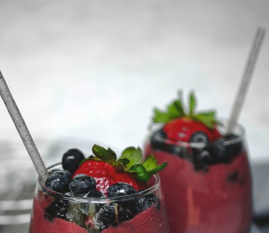 천연 재료로 만드는 건강 스무디 two fruit shake on glasses