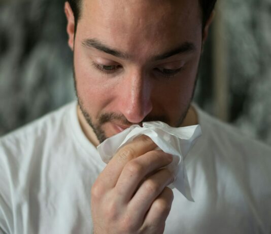알레르기, 꼭 필요한 식단관리 man wiping mouse with tissue paper