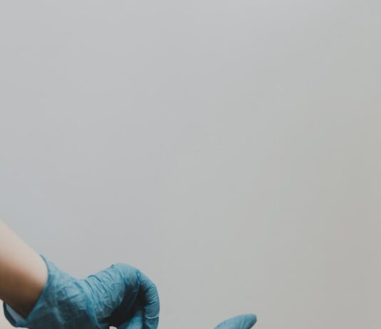 정부 “모든 전공의 행정처분 철회…복귀 시 수련 특례 적용” person in blue gloves and blue denim jeans