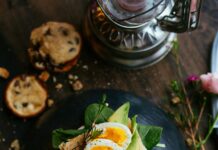 건강한 식단으로 당뇨 관리하기 sandwich with boiled egg