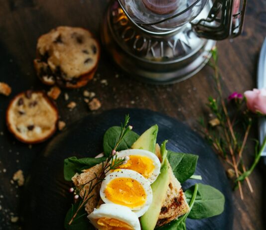 건강한 식단으로 당뇨 관리하기 sandwich with boiled egg