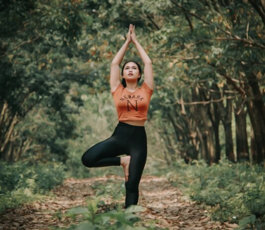 여름철 요가 자세 추천 woman doing yoga near trees