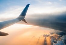 7월부터 ‘출국납부금’ 3000원 ↓…면제 ‘12세 미만’으로 확대 airplane on sky during golden hour