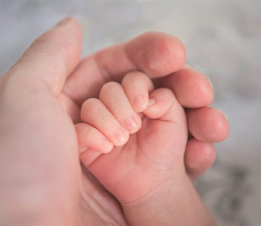 ‘출생 미등록 아동 보호체계 개선’…민·관 합동 추진단 출범 person holding baby's hand in close up photography