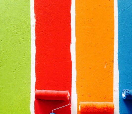 5년마다 미술진흥 기본계획 수립…종합적 정책 추진 기반 마련 four orange, green, blue, and red paint rollers