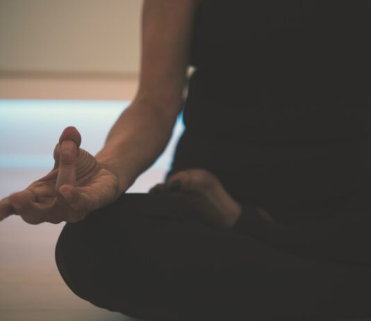 비 오는 날의 실내 운동: 심리적 안정과 체력 증진을 위한 명상과 운동 조화 person doing yoga on floor