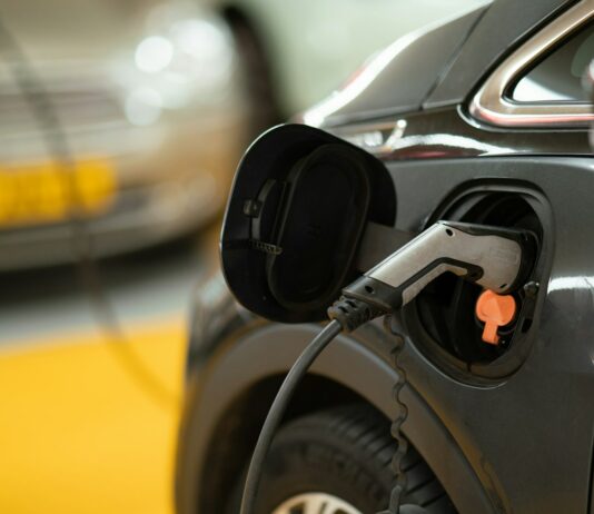 정부, 전기차 탑재 배터리 정보 ‘제작사 자발적 공개’ 권고 black and silver car steering wheel