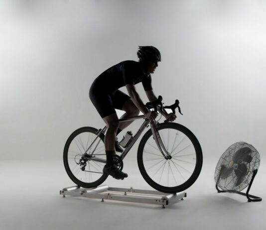 실내 자전거 타기로 체력 향상하기 man in black t-shirt riding on orange and black bicycle