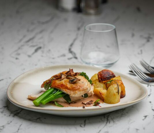 단백질이 풍부한 음식: 근육 성장과 회복을 위한 필수 식품 a white plate topped with meat and veggies