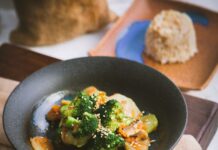 건강한 식단의 중요성: 오늘부터 채식 위주의 메뉴 vegetable salad served on black ceramic plate