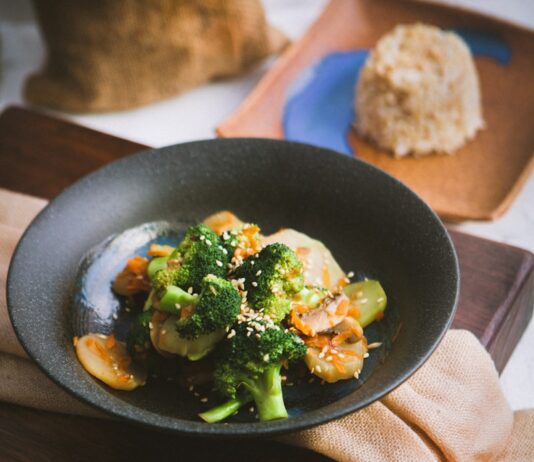 건강한 식단의 중요성: 오늘부터 채식 위주의 메뉴 vegetable salad served on black ceramic plate