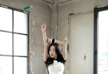 필라테스로 몸의 긴장을 푸는 스트레칭 루틴 woman in white shirt and black leggings standing near window