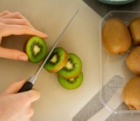 비타민 C의 역할: 면역력 강화와 항산화 효과 green apple fruit on white table