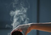 따뜻한 음식으로 즐기는 다이어트 식단 person pouring hot water on white cup