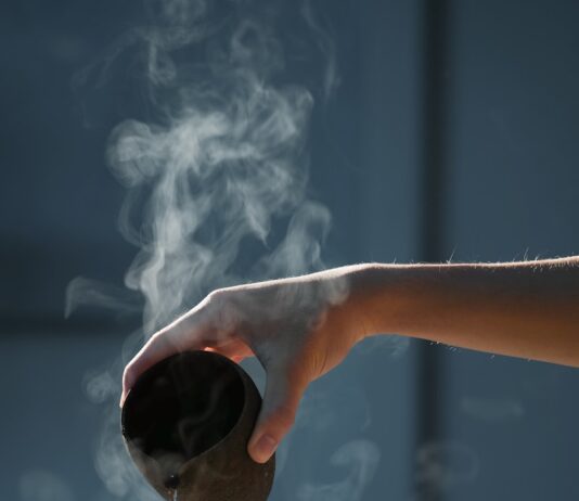 따뜻한 음식으로 즐기는 다이어트 식단 person pouring hot water on white cup