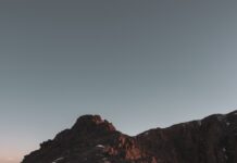체중 감량을 위한 가을철 최적의 운동 방법 man in black jacket standing on brown rock formation during daytime