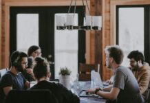 제6기 청년네트워크 위원 모집… “청년의 목소리로 정책 만든다” sittin people beside table inside room