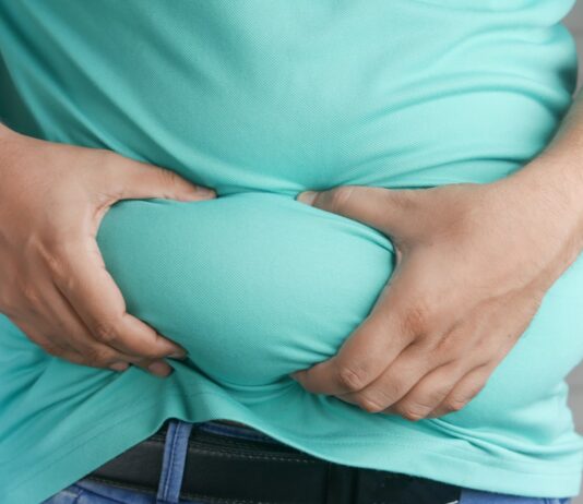 비만과 관련된 흔한 오해와 진실 a man holding his stomach with his hands