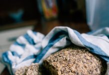 생활 습관이 암 발생에 미치는 영향 brown bread on brown wooden table