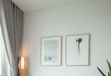 생활숙박시설 지원센터 운영한다 a living room filled with furniture and a large window