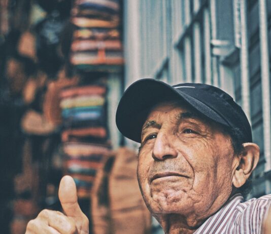 장수 유전자를 활성화하는 건강한 라이프스타일 man making thumbs up sign