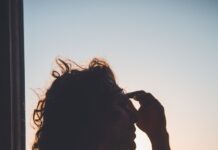 스트레스 관리와 운동의 관계 man holding forehead under sunset