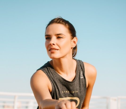 몸과 마음을 편안하게 만드는 방법, 스트레칭으로 스트레스 날려버리기 woman in black tank top and blue denim jeans sitting on brown wooden bench during daytime