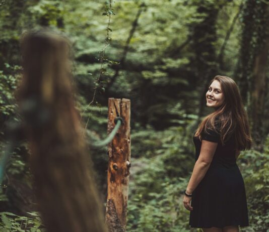 삶의 질을 높이는 정신 건강 돌보기 woman standing beside post