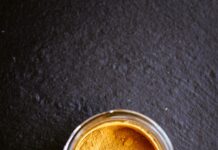 면역력 증진을 위한 항산화 식품 식단에 포함시키기 clear glass cup with brown powder