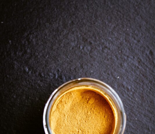 면역력 증진을 위한 항산화 식품 식단에 포함시키기 clear glass cup with brown powder