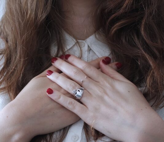 혼잣말이 이렇게 위로가 될 줄 몰랐어요. woman wearing silver-colored ring