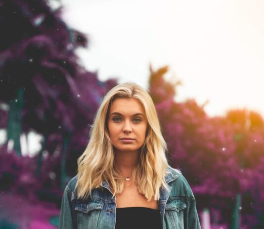 2030세대, ‘월경 건강’도 셀프케어…페미테크 시장 주목 woman standing wearing denim jacket and short shorts