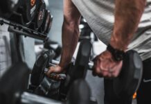 근감소증 예방, 일상 속 근육 관리로 건강한 노후 준비하자 person in gray shirt holding black dumbbell