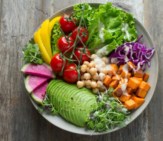 저탄고지(LCHF) 식단, 건강에 득일까 해일까? 논란의 핵심 짚어보기 bowl of vegetable salads