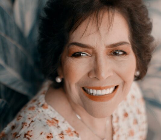 갱년기 증상 완화를 위한 효과적인 방법과 호르몬 건강 지키는 비결 woman's face