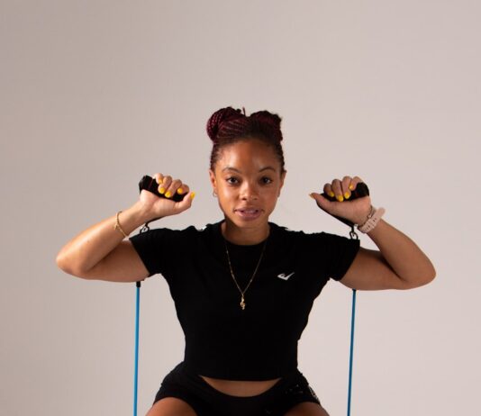 근육 건강, 젊고 활기찬 삶을 위한 필수 열쇠 a woman in a black shirt and black shorts