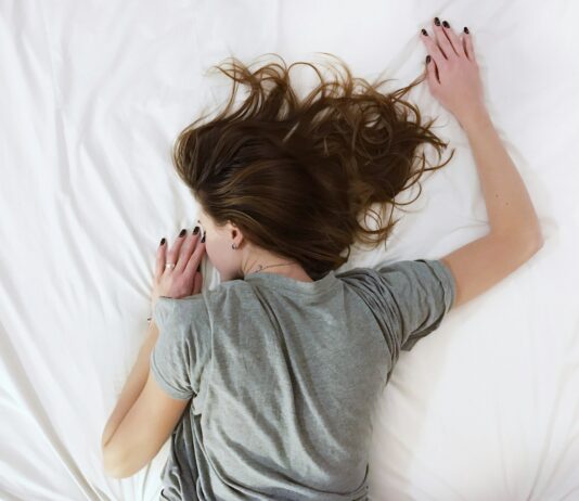 숙면이 건강을 좌우한다…잘 자는 습관이 필요한 이유 woman laying on bed
