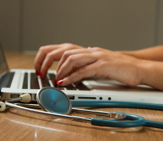 K-헬스, 진검승부 시작됐다… 건강검진+미용 병행하는 의료관광 급부상 person sitting while using laptop computer and green stethoscope near