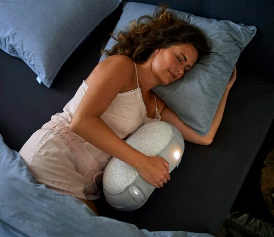 ‘수면의 재발견’…한국인의 건강한 잠을 위한 새로운 라이프스타일 woman in white tank top lying on bed