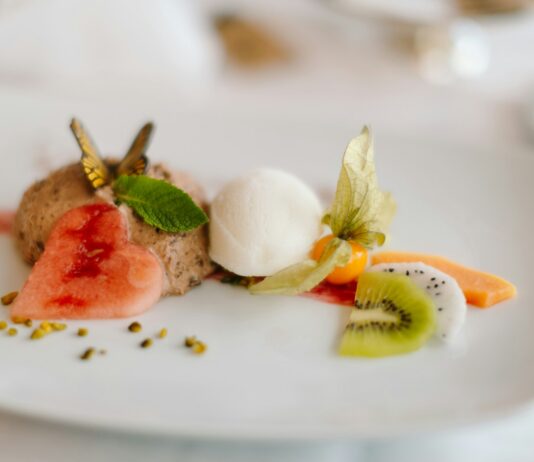 “균형 잡힌 식단, 작심삼일 없이 내 일상에 녹이기” a plate of food