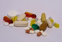 미량 영양소 결핍의 재조명: 비타민·미네랄 부족이 일으키는 보이지 않는 증상 A pile of pills sitting on top of a white table