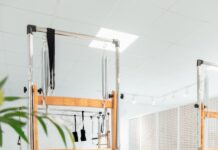 필라테스 스튜디오 창업의 현실: “나도 강사 한번 해볼까?” 취미가 직업이 될 때 고려해야 할 것들 a room filled with lots of machines and a plant