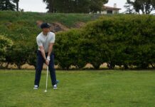 골프 비거리의 비밀은 코어! 골퍼들이 라운딩 전 필라테스 센터로 향하는 이유 a man holding a golf club on top of a green field