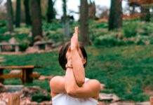 미라클 모닝 vs 미라클 나잇: 아침 운동과 저녁 운동, 나에게 맞는 최적의 시간대는? woman performing yoga