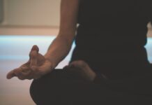 만성피로, 작은 습관 변화로 일상 활력 찾기 person doing yoga on floor