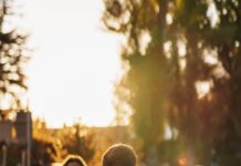 여성 건강, 작은 루틴으로 지키는 똑똑한 자기관리법 a group of people sitting on top of a lush green field